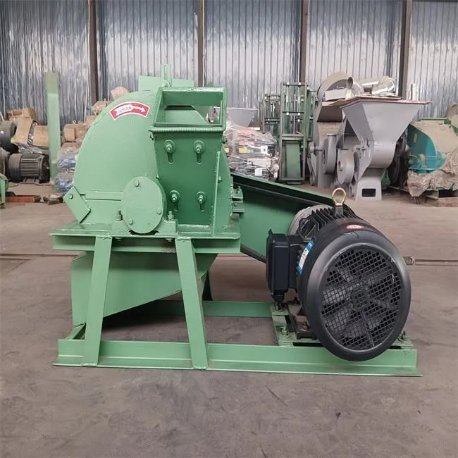 木材の丸太の枝を粉砕する機械